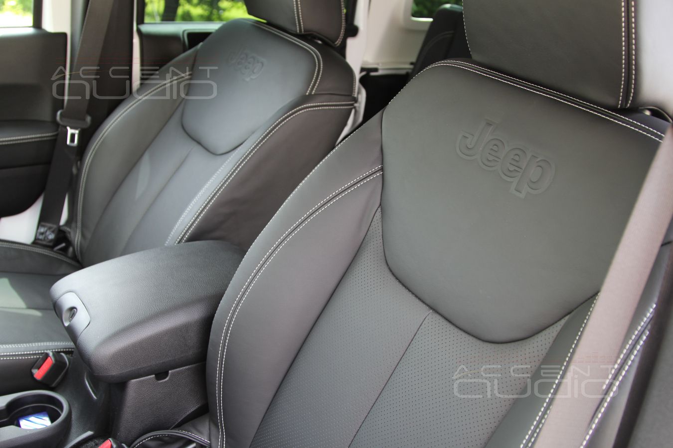 Пошив салона: качество кожи Nappa в сочетании с сидениями Jeep