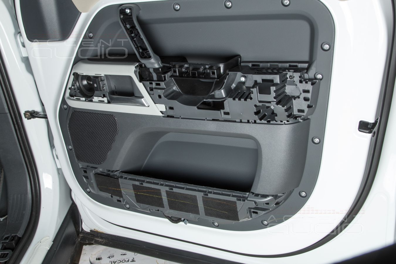 Монтаж СЧ и ВЧ динамиков E.O.S и SOAudio штатно в двери Land Rover Defender