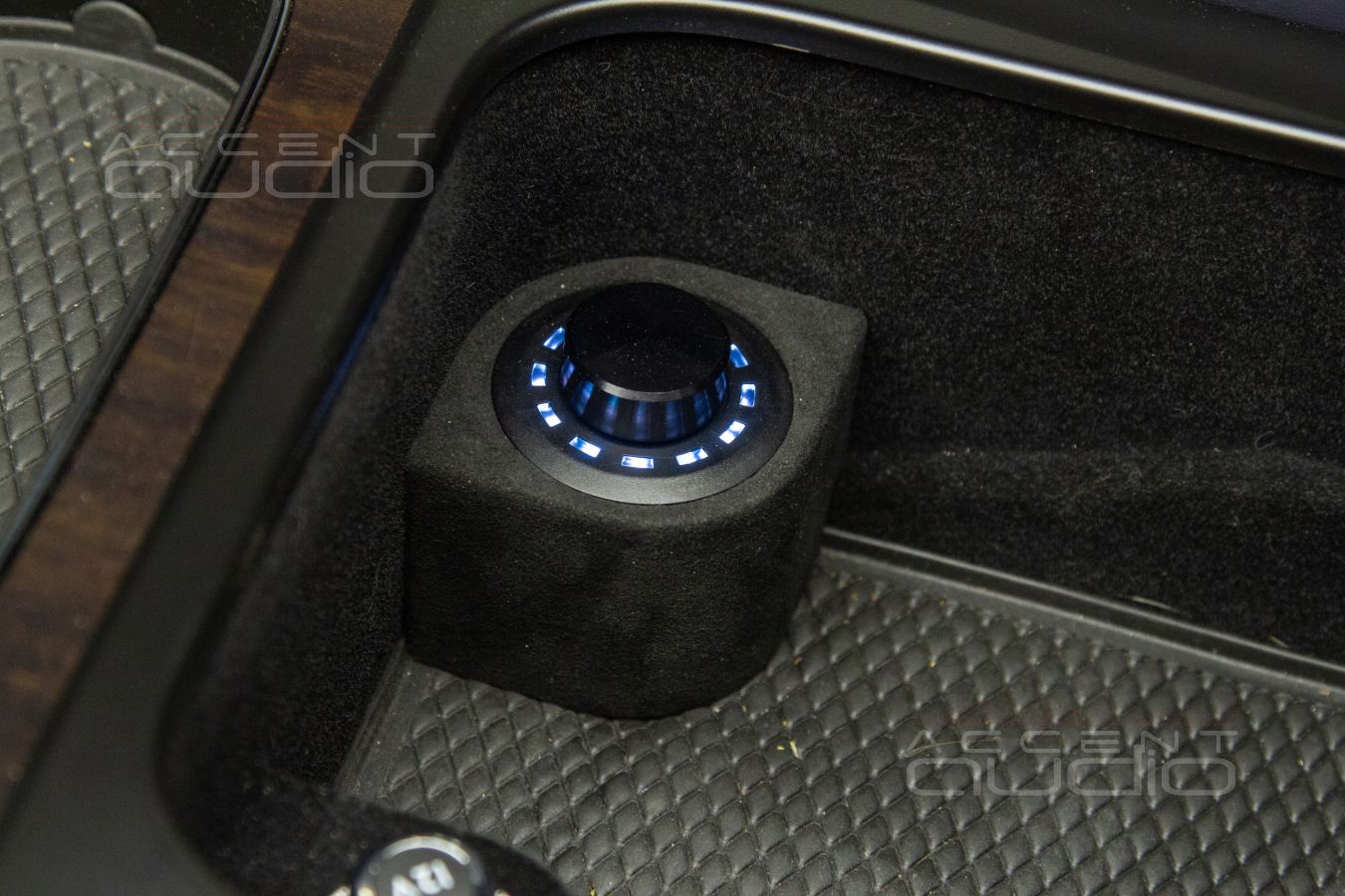 Скрытая интеграция усилителей Helix и Mosconi в Bentley Bentayga