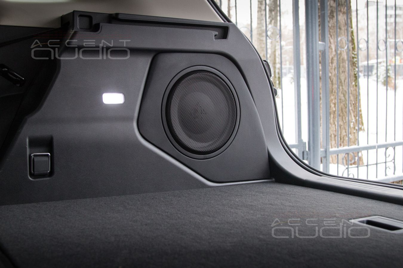 Полная и стильная интеграция: сабвуфер-стелс для Hongqi HS3