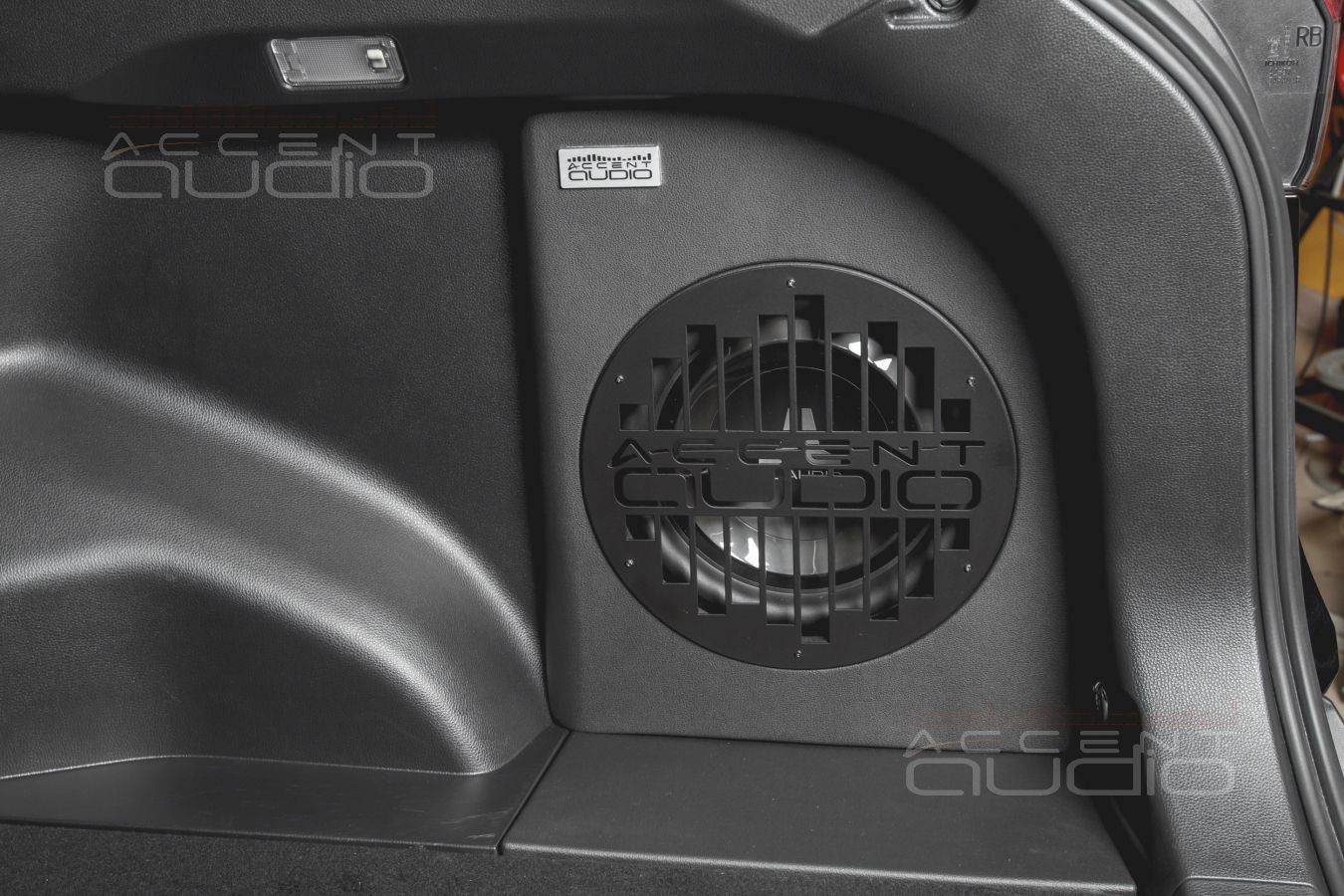 Сабвуфер-стелс для Toyota RAV4 – единственно возможное решение