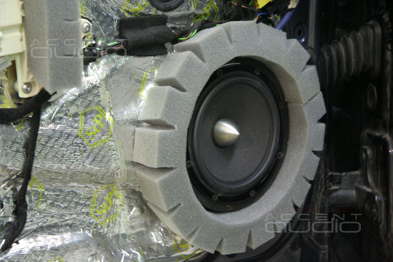 Установка акустики в Mercedes GLK 350