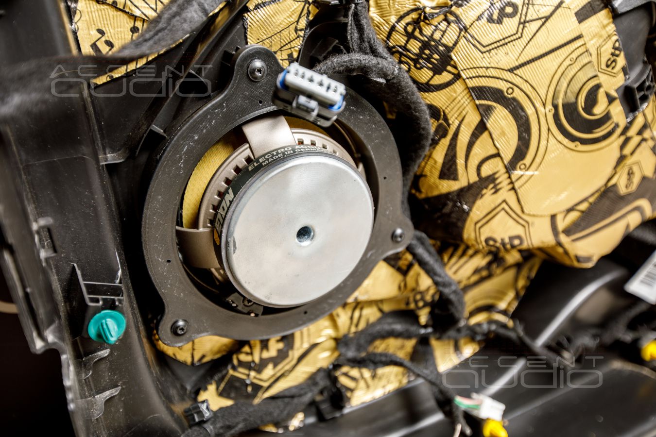 Аудиоподготовка дверей, которая начинается со снятия крыльев Smart Fortwo 