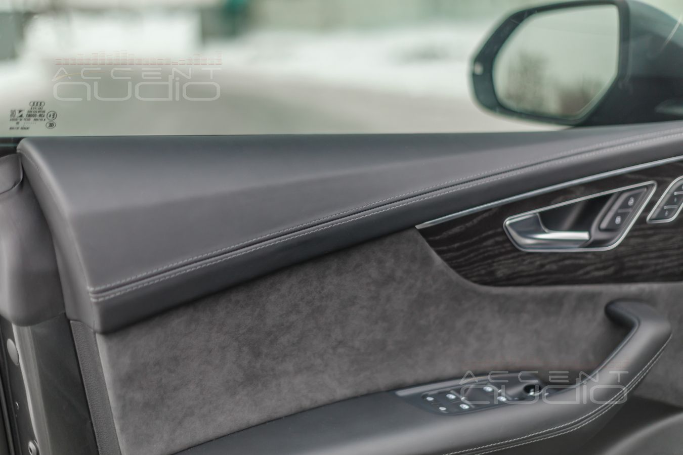 Перетяжка верхних деталей и ручек дверных панелей в кожу Nappa в Audi Q8