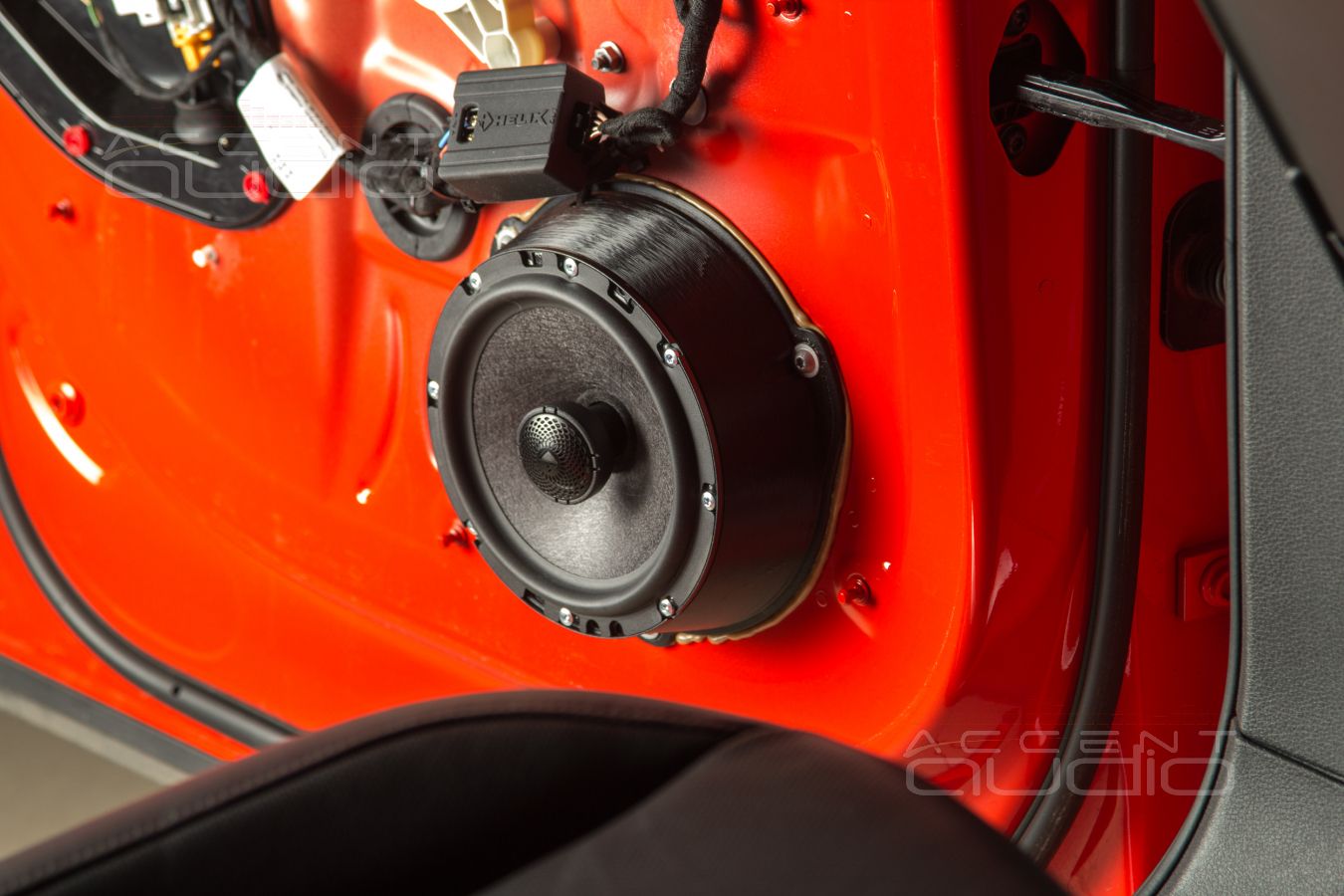 Тыловая коаксиальная акустика Helix S6X в Audi E-tron