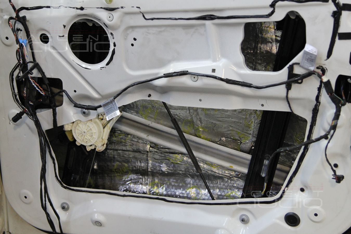 Процесс установки динамиков в двери BMW X5