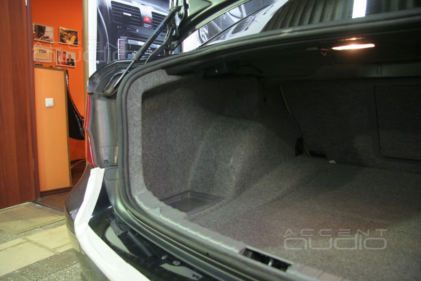 Да, в BMW 330i E90 можно установить полноценную процессорную Hi-End аудиосистему...