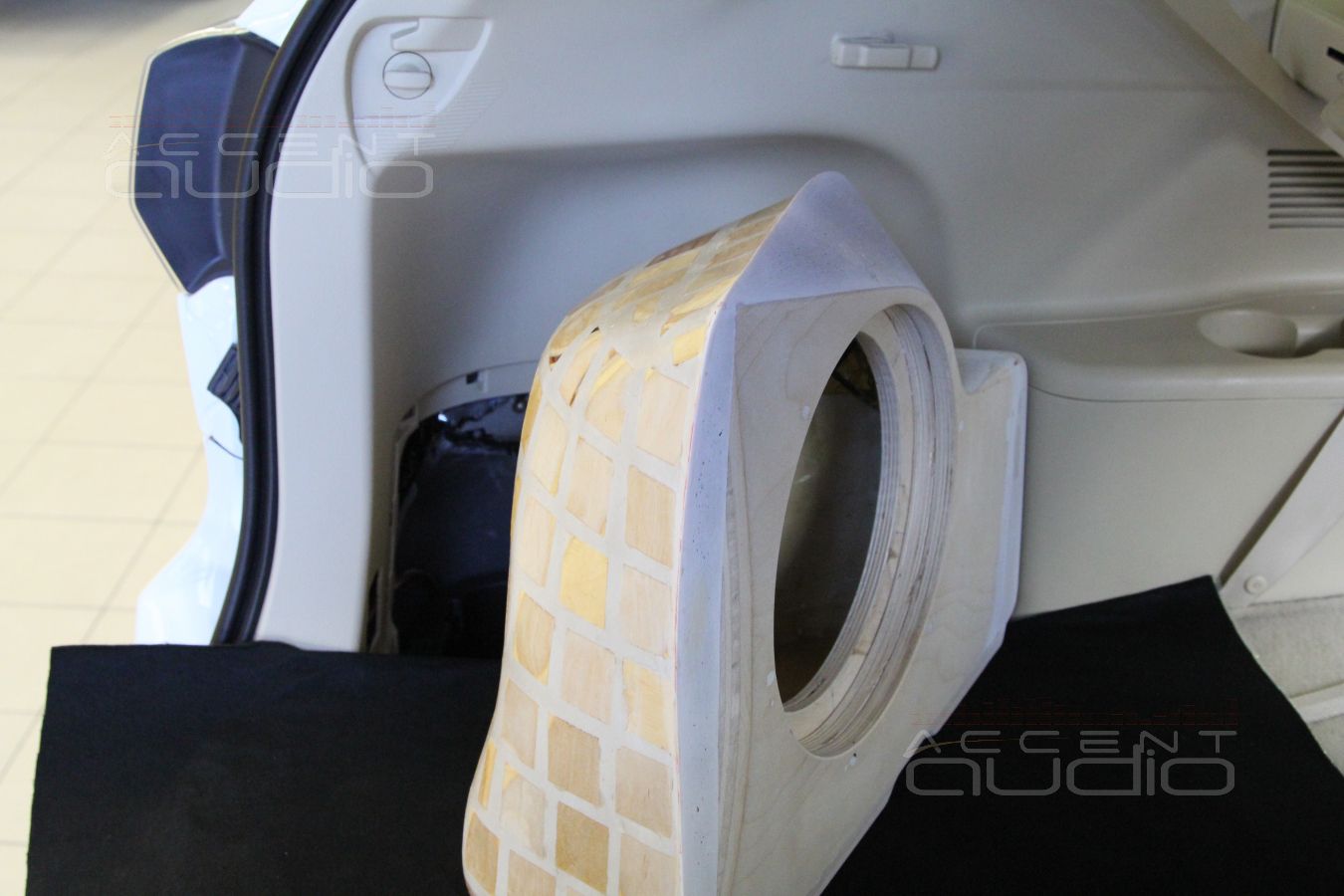 Установка сабвуфера Focal P25FS