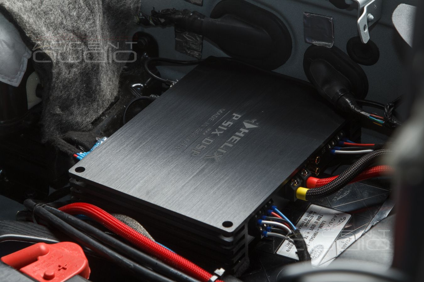 Новый, увеличенный багажный отсек и скрытый монтаж усилителя Helix PSix в Land Rover Defender