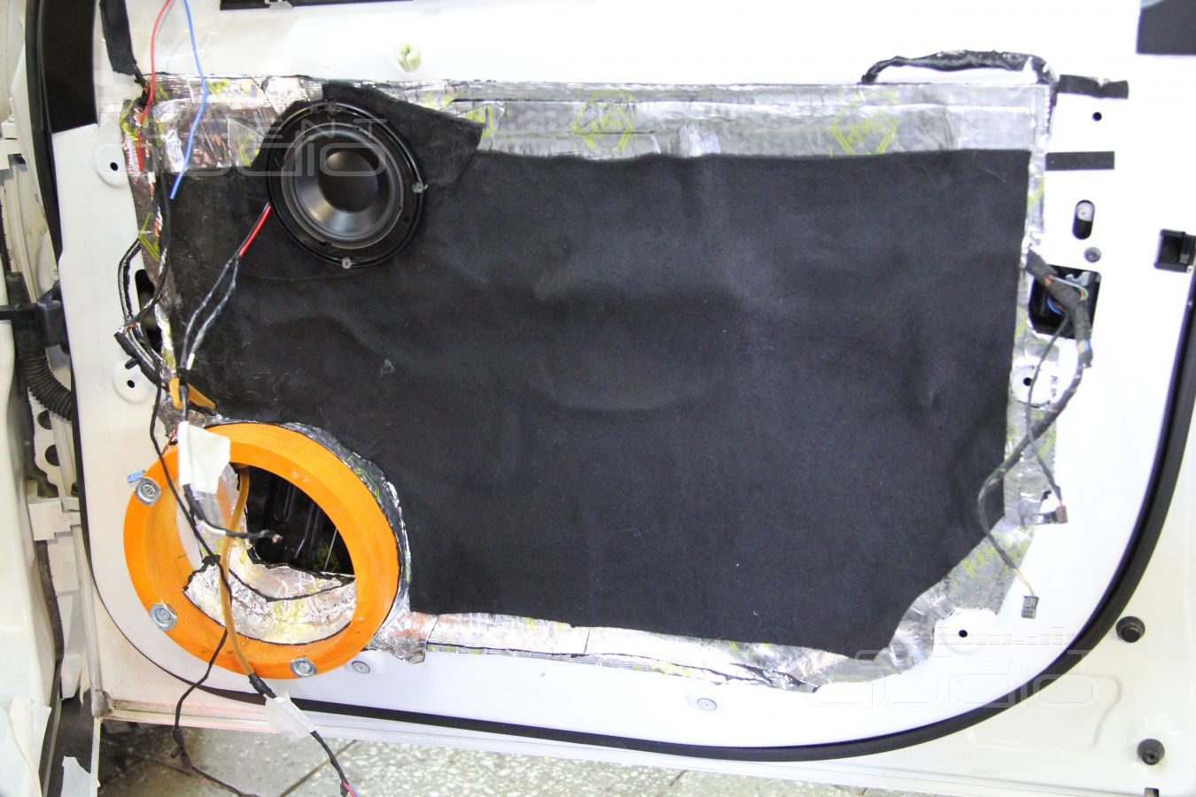 Процесс установки динамиков в двери BMW X5