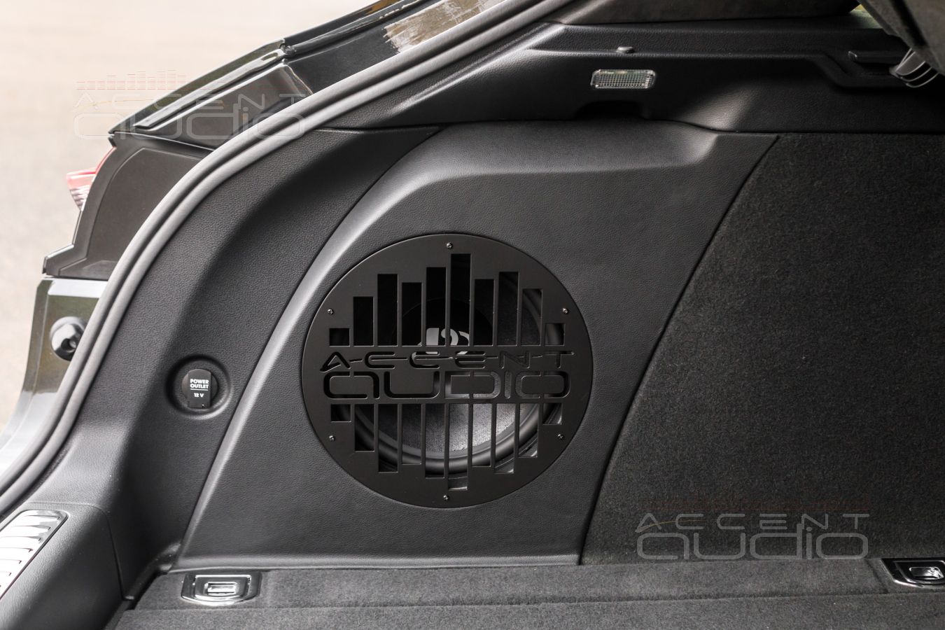 Сабвуфер-стелс Dego для Porsche Macan: он тут был с завода