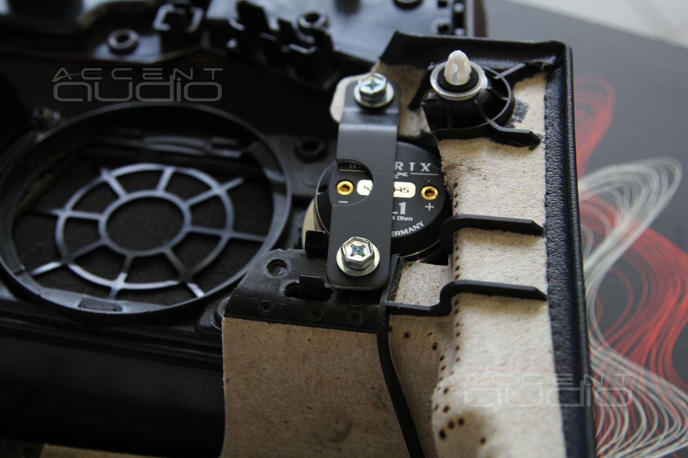 Установка роскошных твитеров Brax ML1 в штатные места задних дверей BMW 730LD