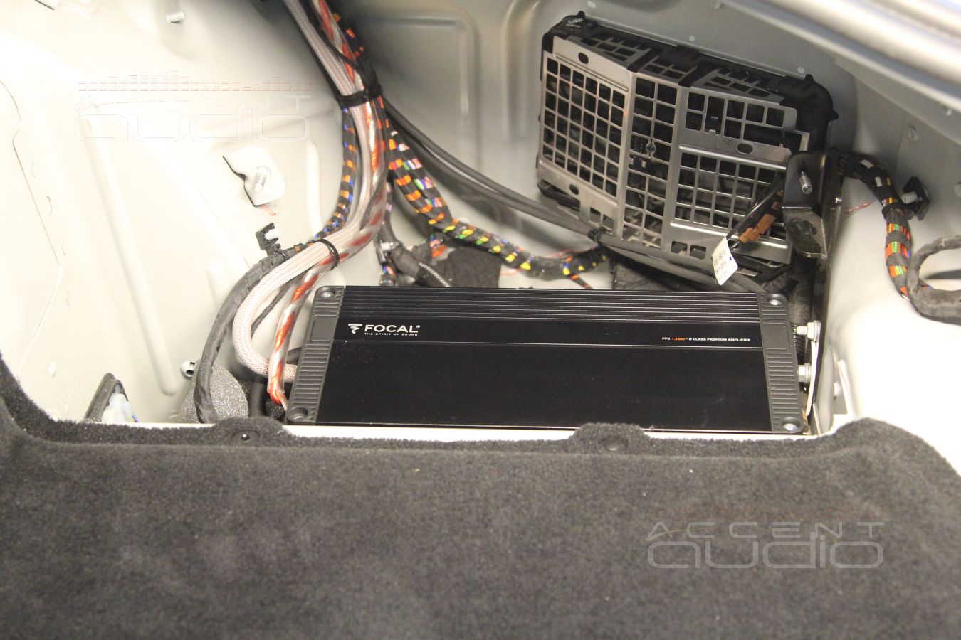 Скрытая установка сабвуферного усилителя Focal FPX в Mercedes-Benz GT