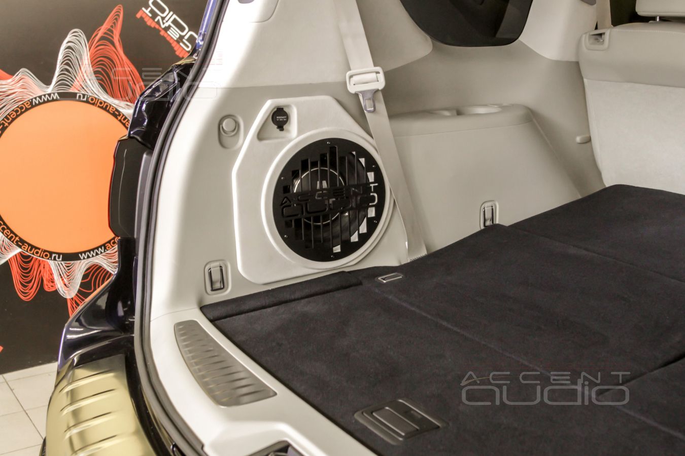 Настоящий сабвуфер-стелс для Infiniti QX80 – злой JLAudio в нежно-бежевом оформлении