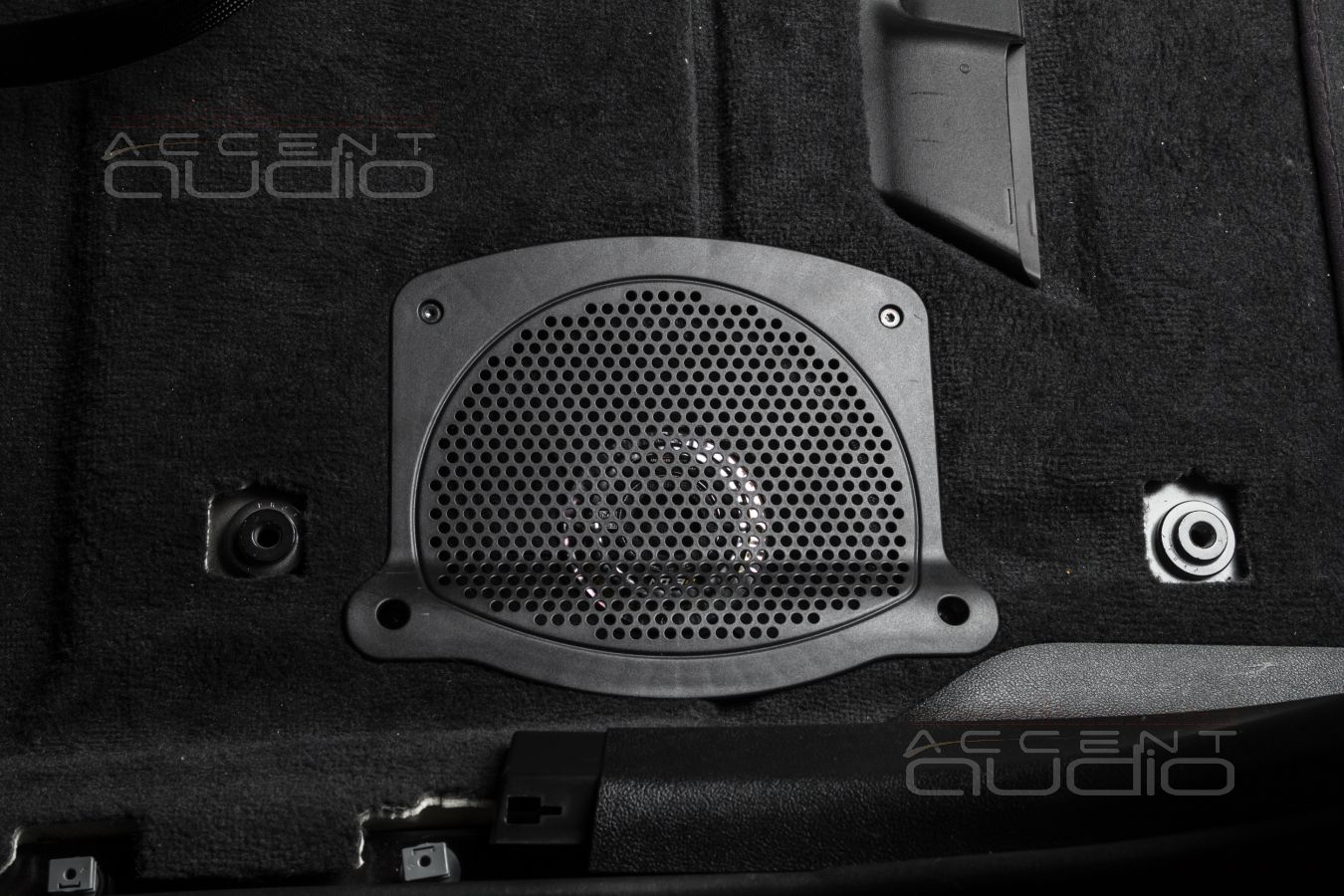 Штатная установка подсидельных вуферов Eton в BMW 540i