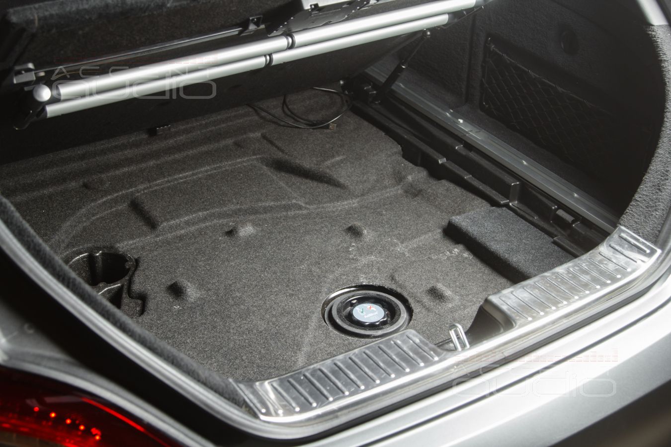 Хитро-штатно-скрытый-оригинальный монтаж усилителей в Mercedes CLS