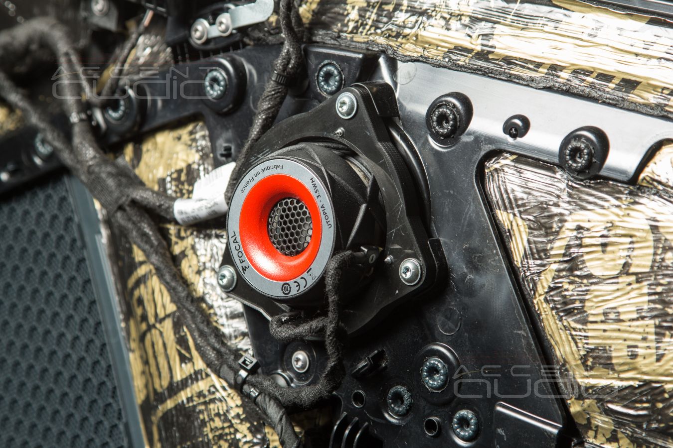 Простой монтаж среднечастотных динамиков Focal 3,5WM Midrange Utopia Be M в 911