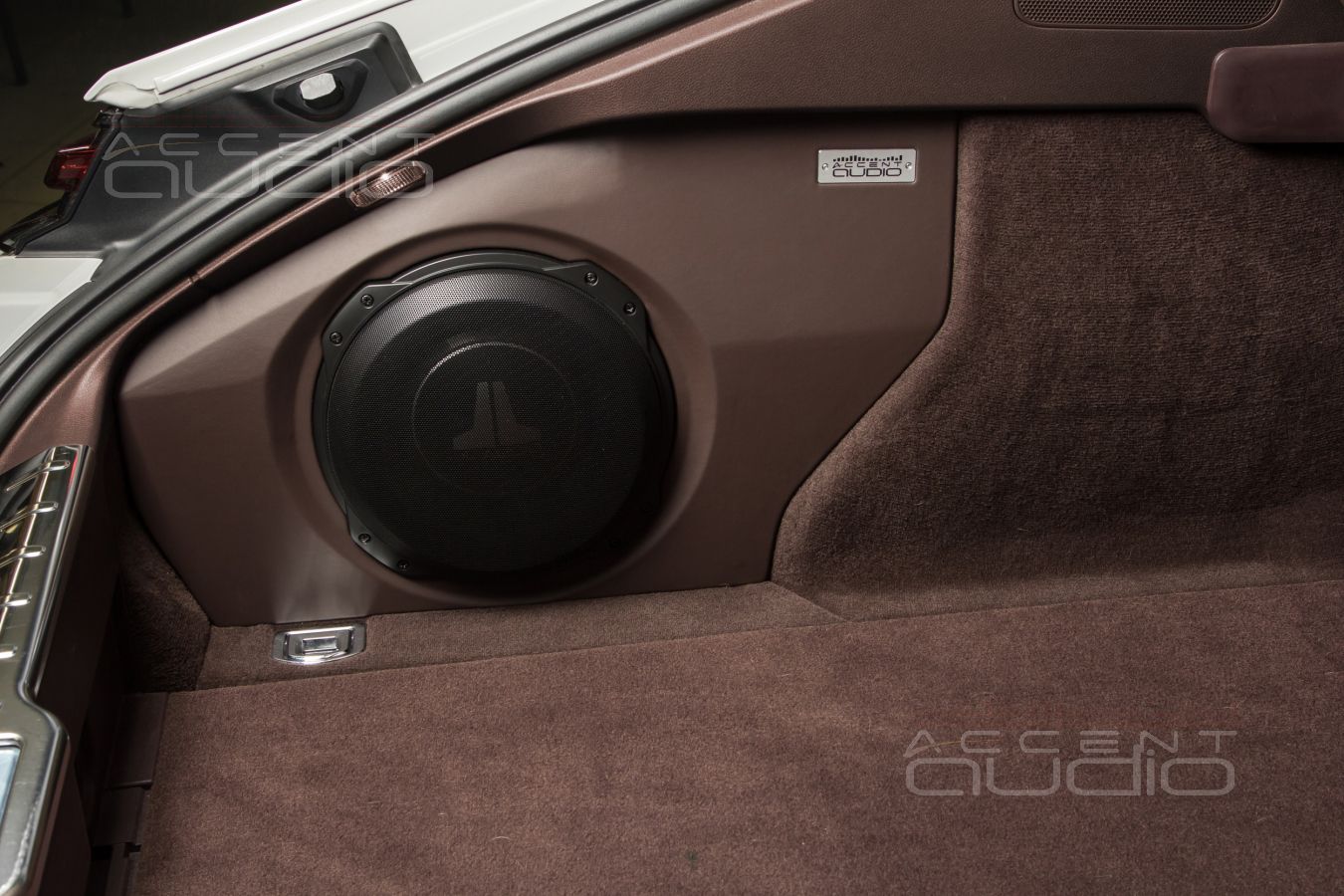 Стильный, адский, трясущий – сабвуфер-стелс JLAudio TW3 для Porsche Panamera