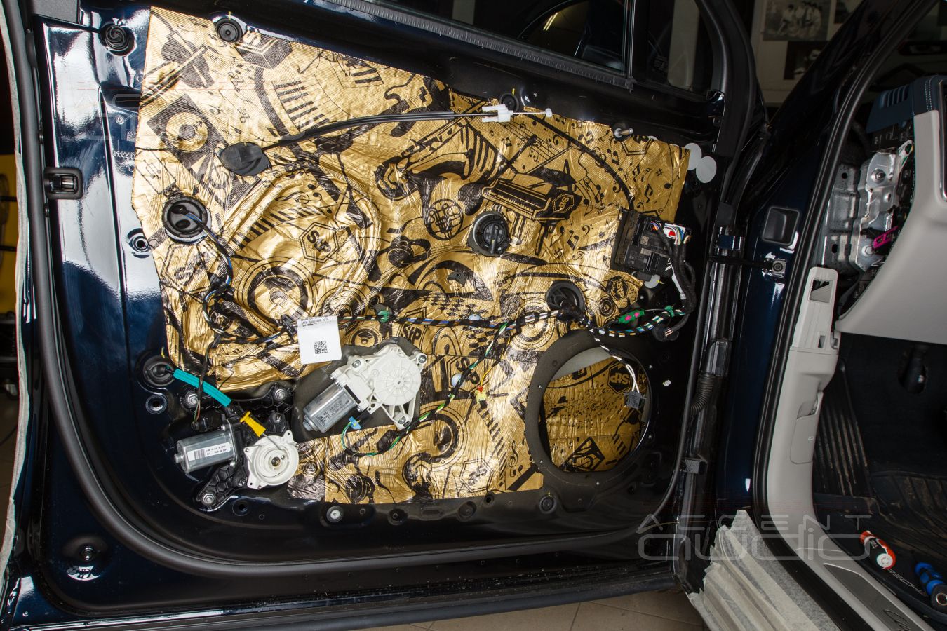 Аудиоподготовка дверей и установка мидбасов ScanSpeak в Porsche Cayenne Coupe