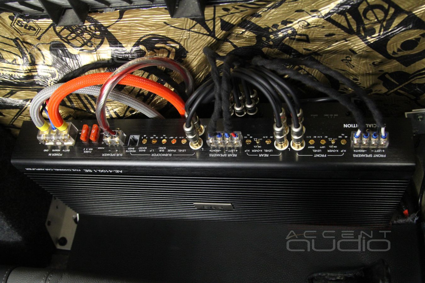 Установка пятиканального усилителя E.O.S AE-4100.1 SE в Volkswagen Amarok