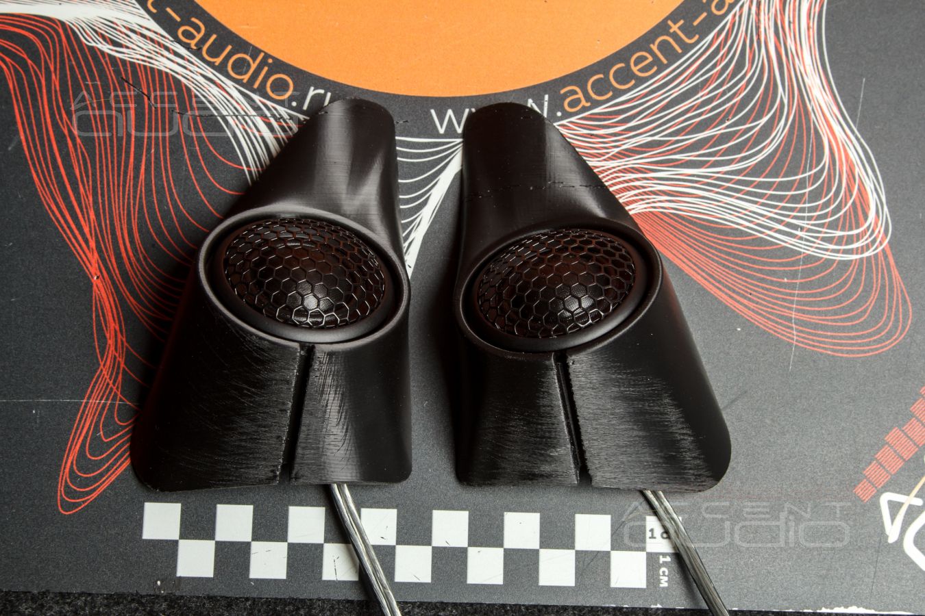 Комплект из двух подиумов для установки высокастотных излучателей в BMW X5 20XX-20XX.