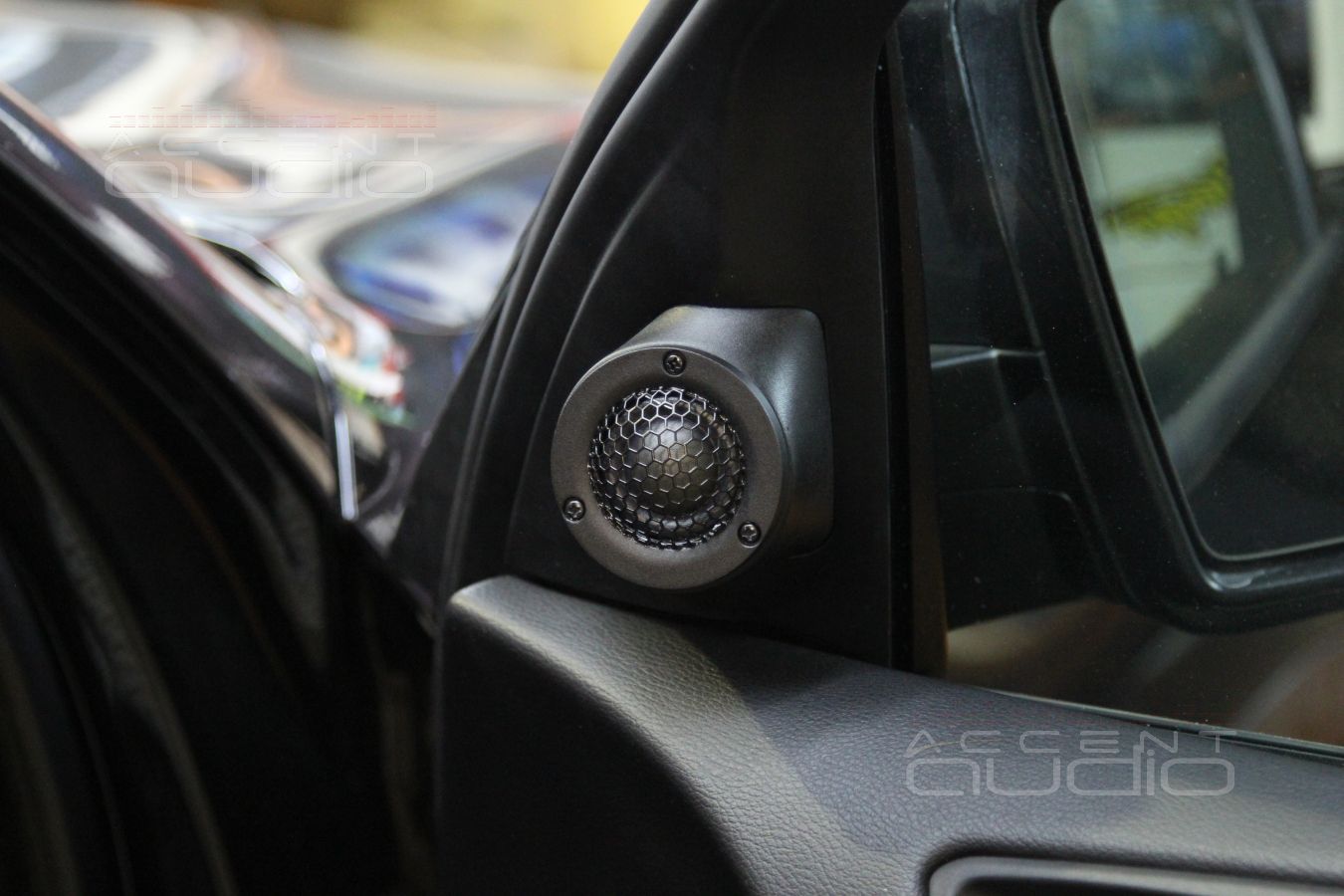 Установка твитеров ScanSpeak в BMW X5 