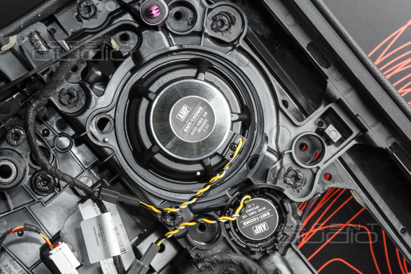 Штатная, скрытая установка среднечастотных динамиков Blam и AMP в Mercedes GLE