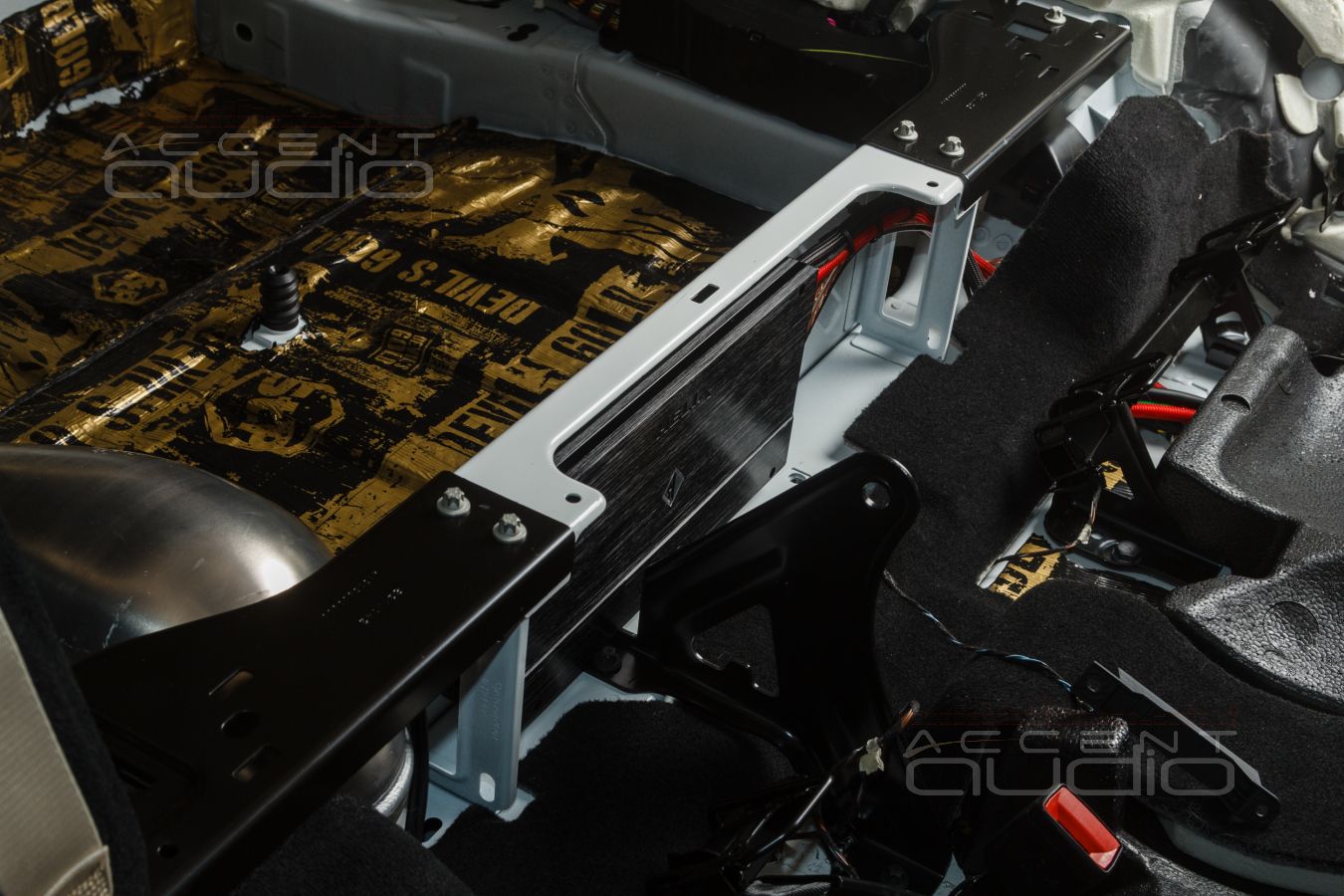 Скрытый, штатный монтаж усилителей Helix в Mercedes GLE