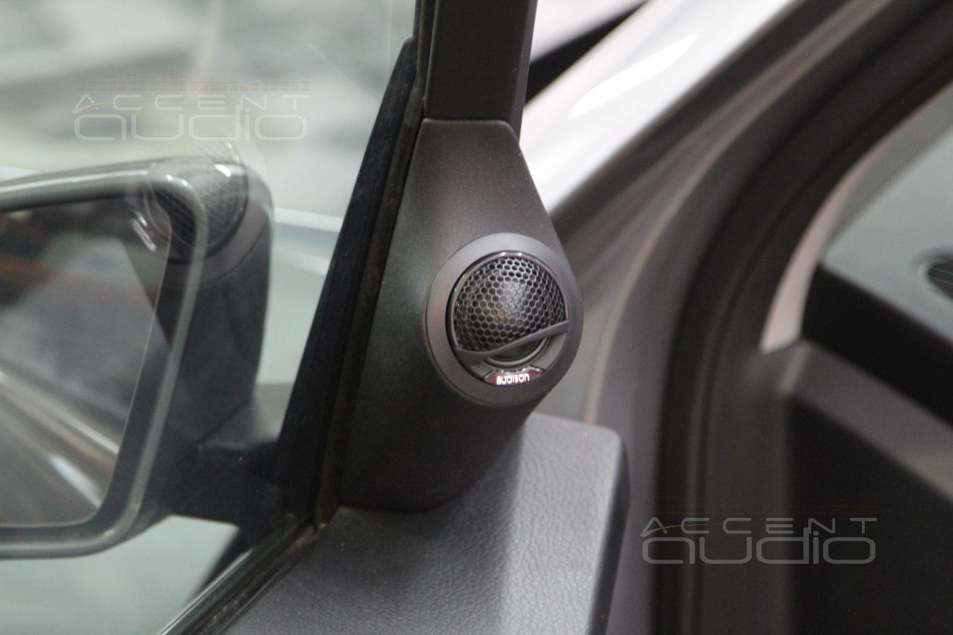 Замена акустики и виброизоляция дверей в Mercedes GLK 2014