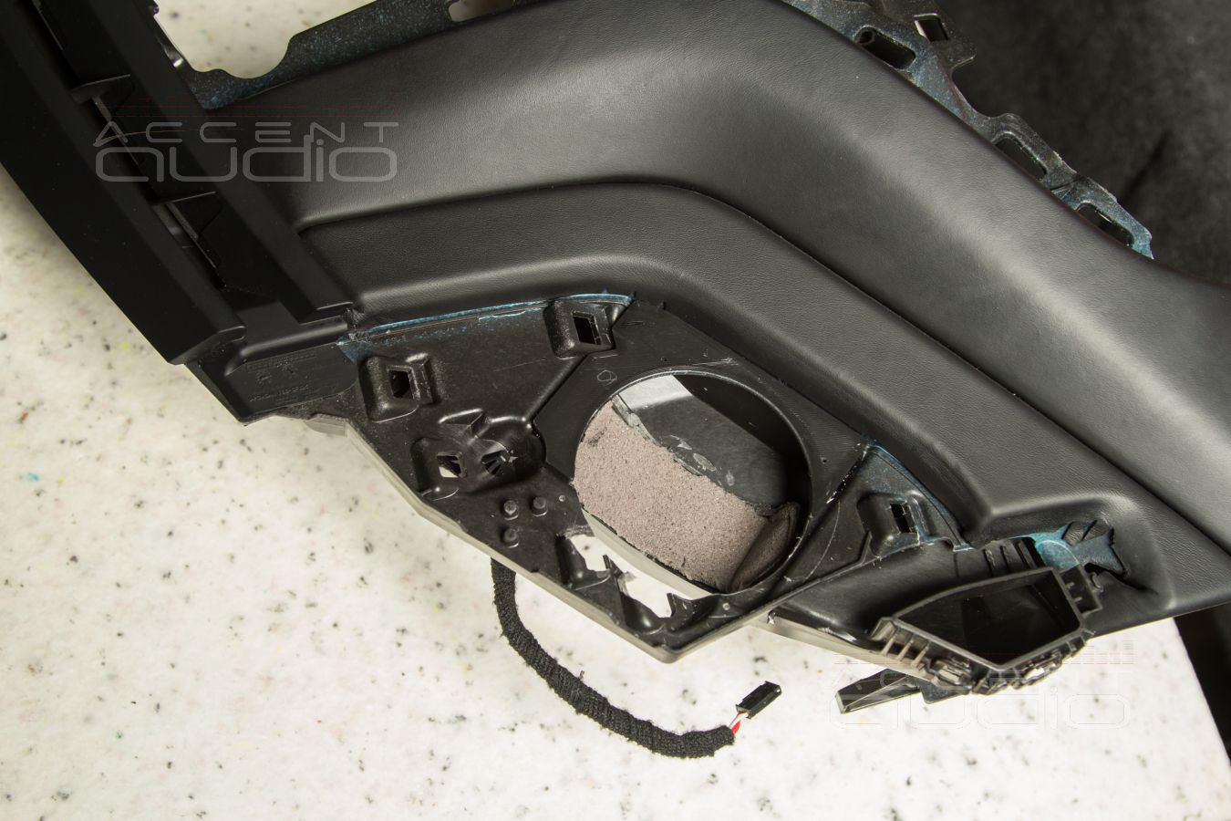 Полная средняя полоса для слушателя: установка среднечастотных Brax ML3 в Porsche Taycan