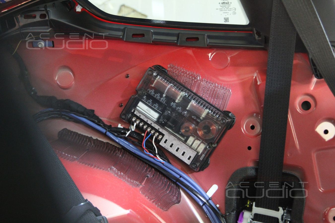 Процесс установки новой акустической системы Ford Mustang