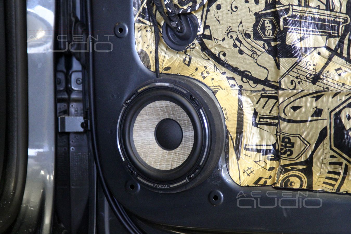 Установка мидбасовых динамиков FOCAL MW PS165F3 (6L23402) – штатно, но с доработкой