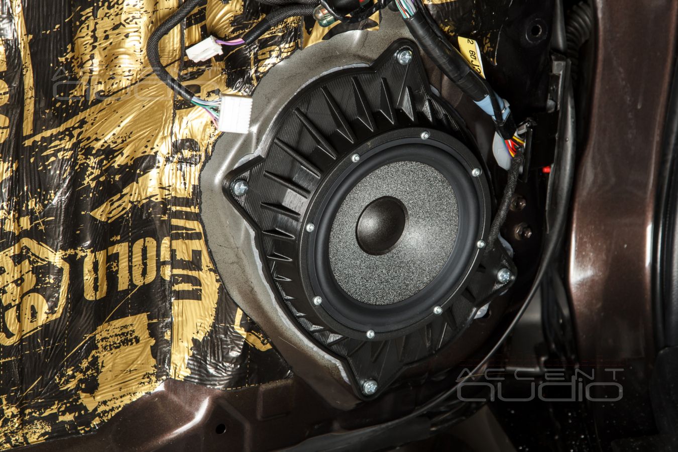 Комплект из двух подиумов для установки 165 мм мидбасовых излучателей в Lexus GX460 2019-2023.