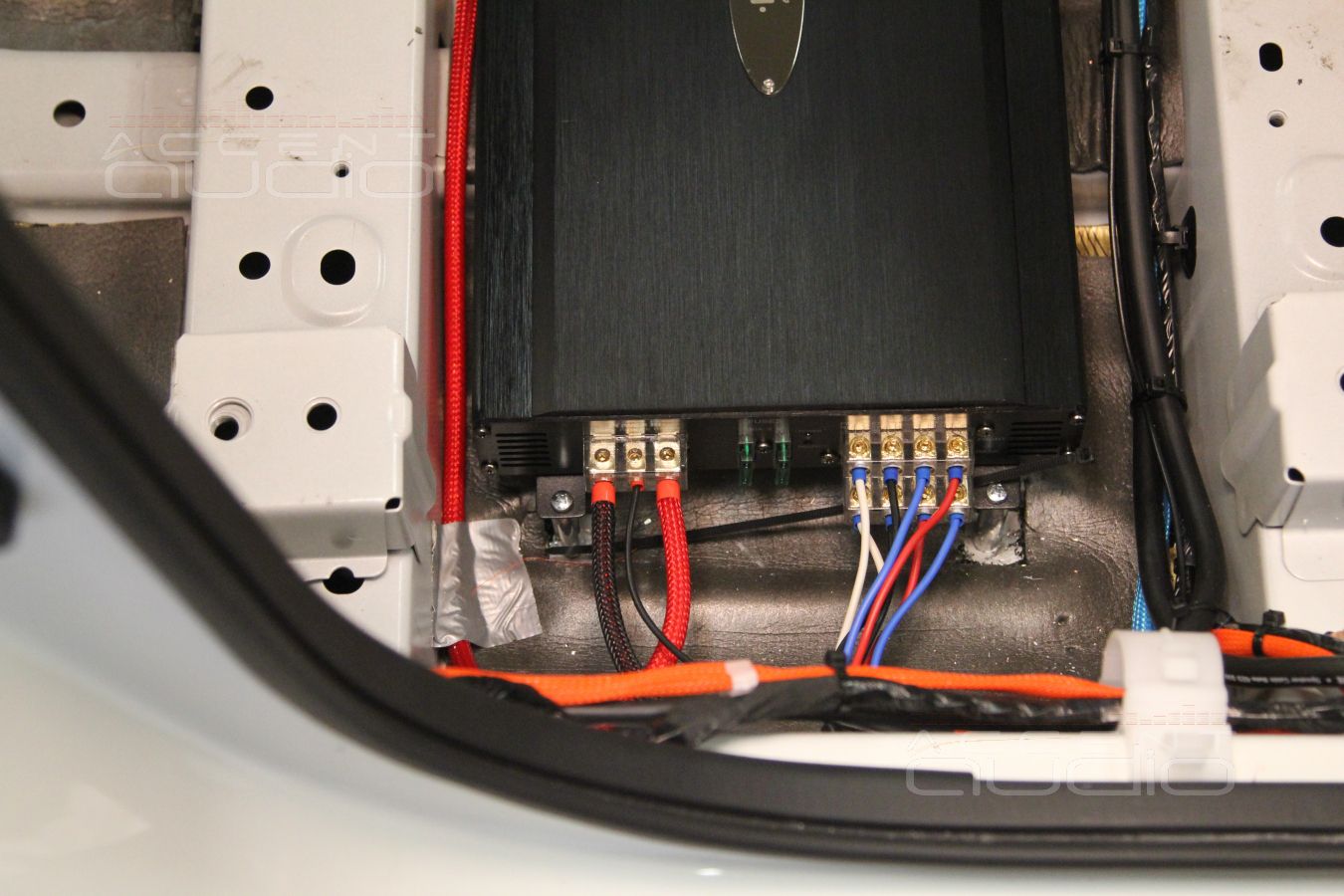 Установка усилителя E.O.S AE-475LE 