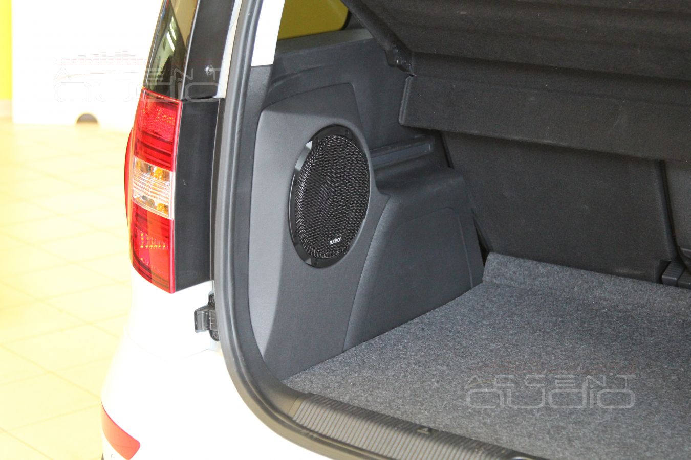 Сабвуфер-стелс для Skoda Yeti