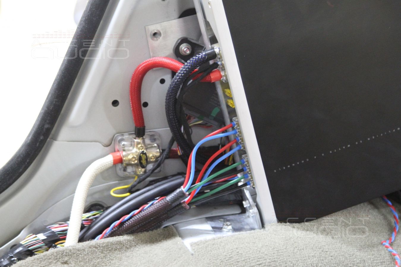 Установка усилителей E.O.S в Range Rover Discovery