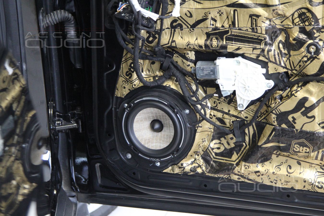 Установка акустики (мидбас и тыл) в Mercedes-Benz GLS