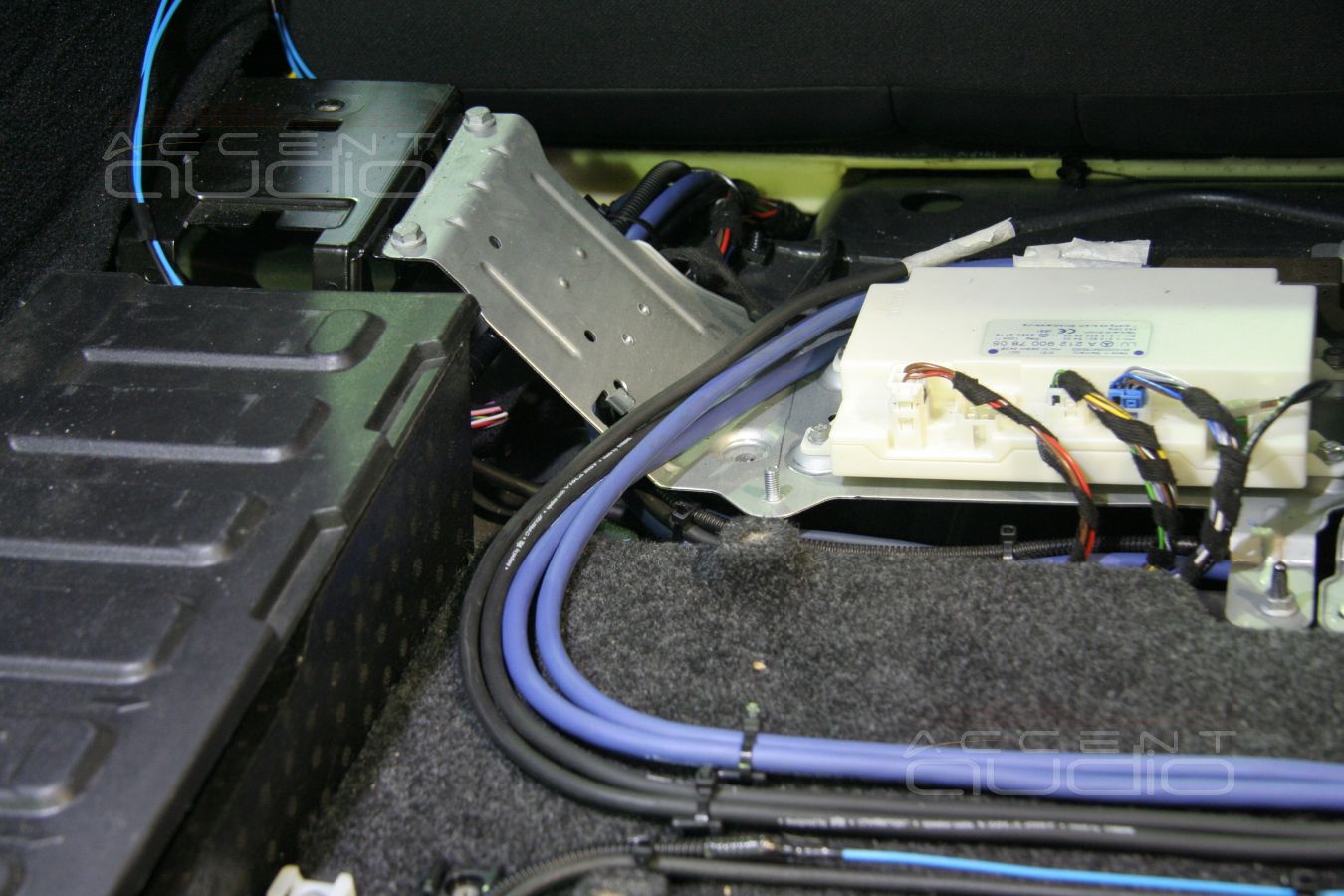 Прокладка силовой и акустической проводки, коммутация