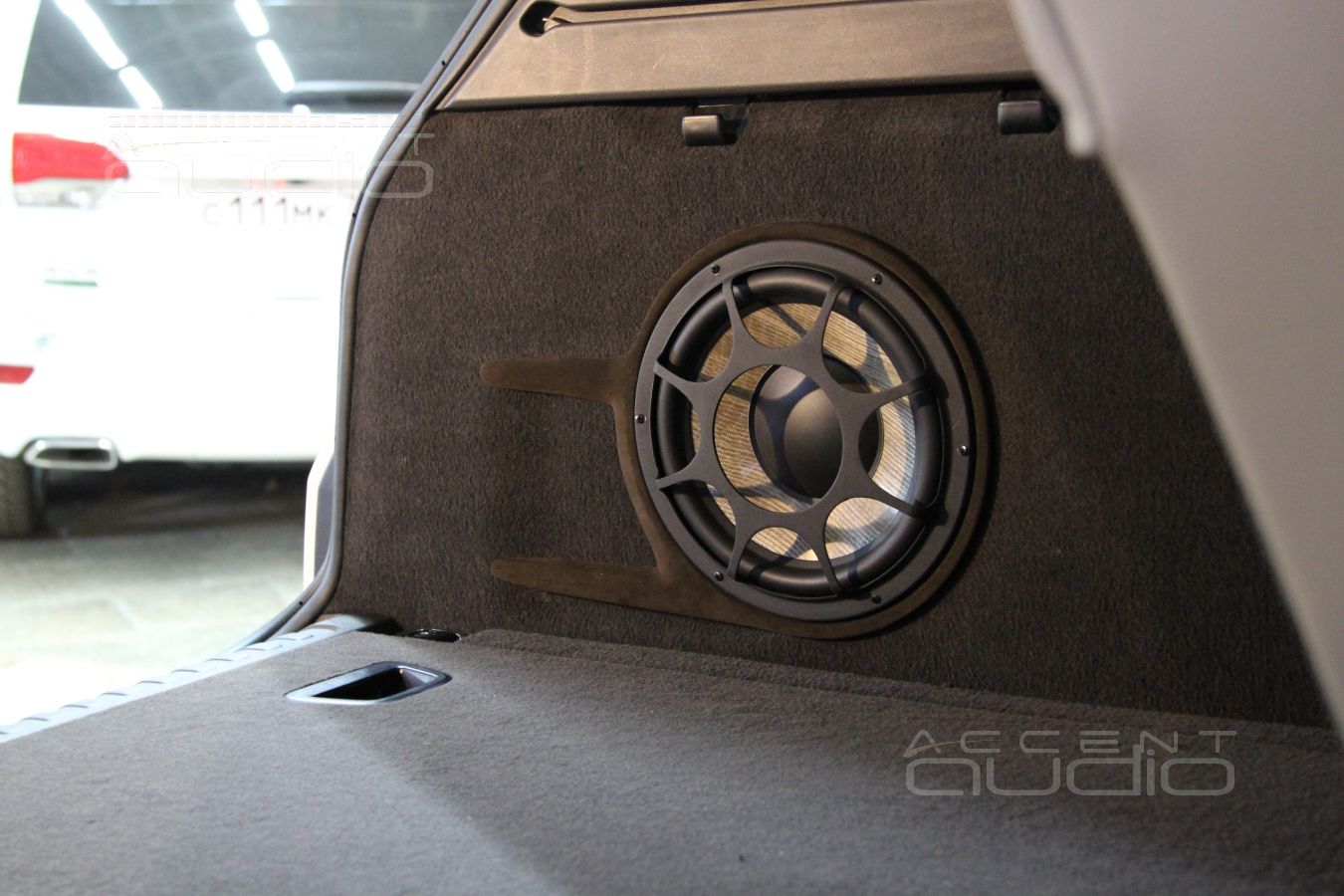 Сабвуфер Focal, встроенный в крыло Range Rover Sport