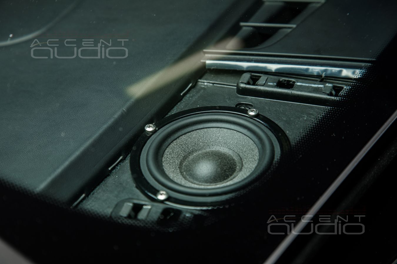 Сложное решение важной задачи: установка среднечастотных динамиков Brax в Porsche Cayenne