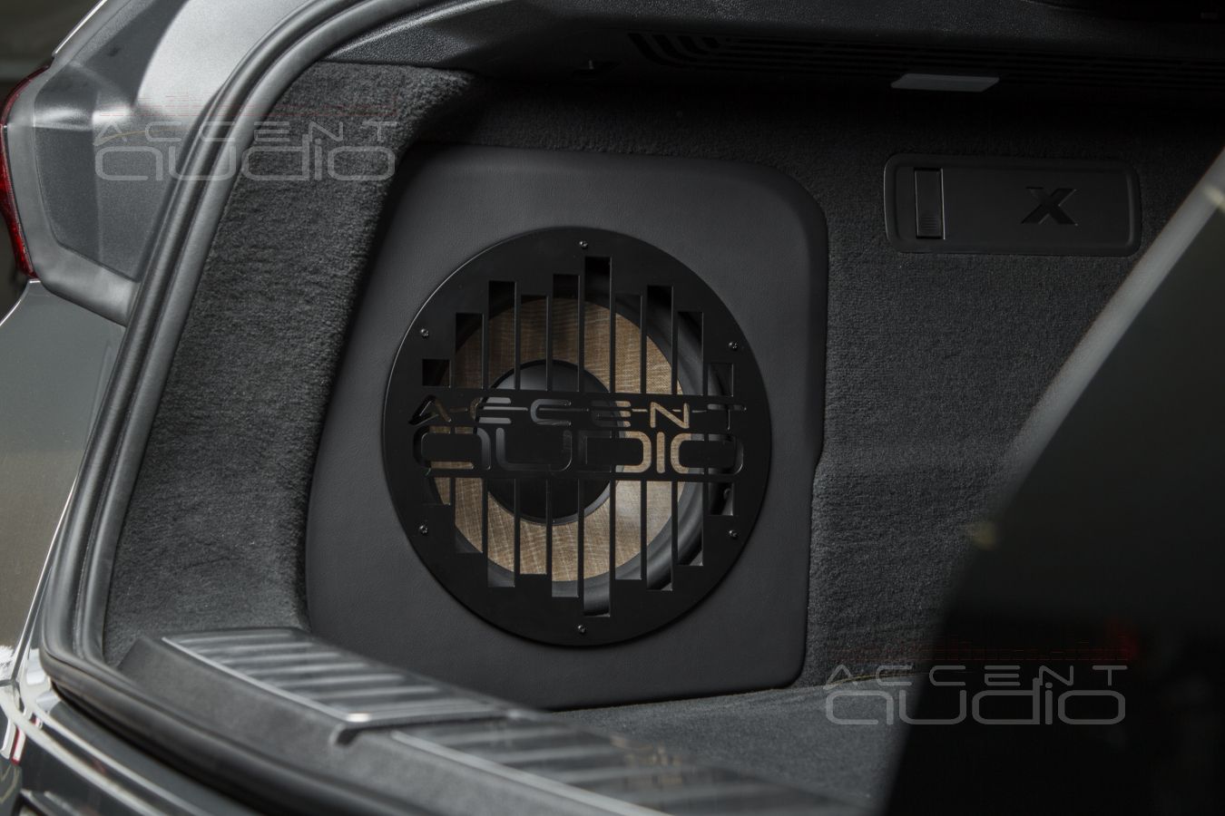 Стильный сабвуфер-стелс Focal FLAX для BMW X6 III (G06)
