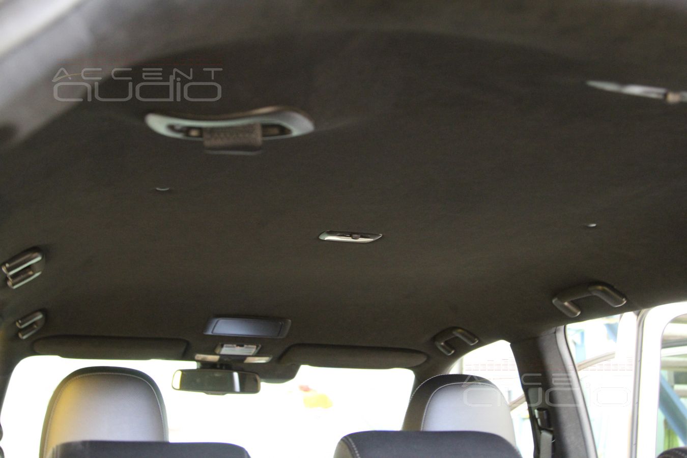 Перетяжка потолка Mitsubishi Outlander в Алькантару