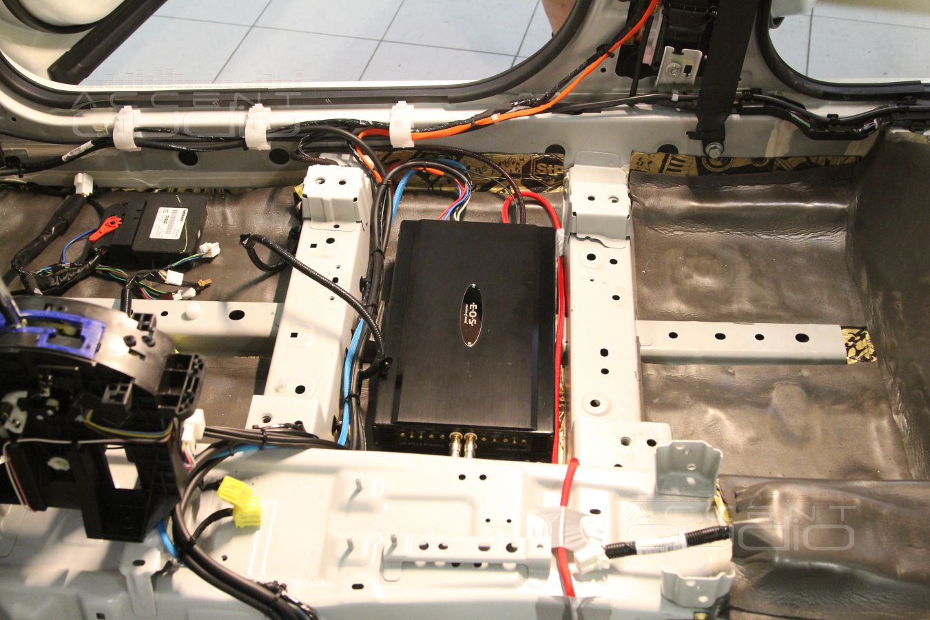 Установка усилителя E.O.S AE-475LE 