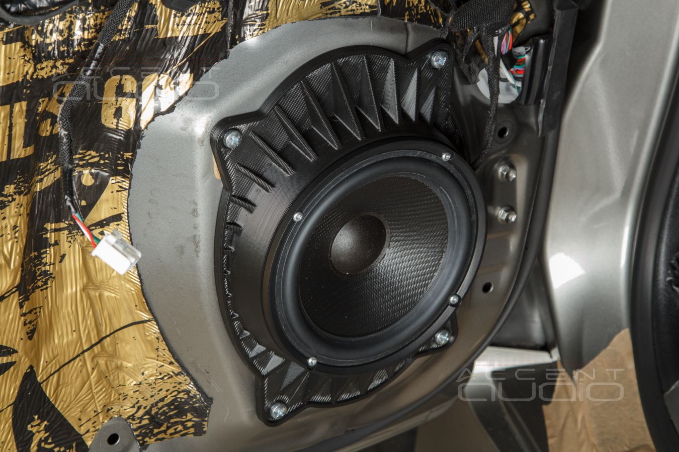 Новые мидбасовые динамики SOAudio 165\38 в передних и задних дверях Lexus LX 570