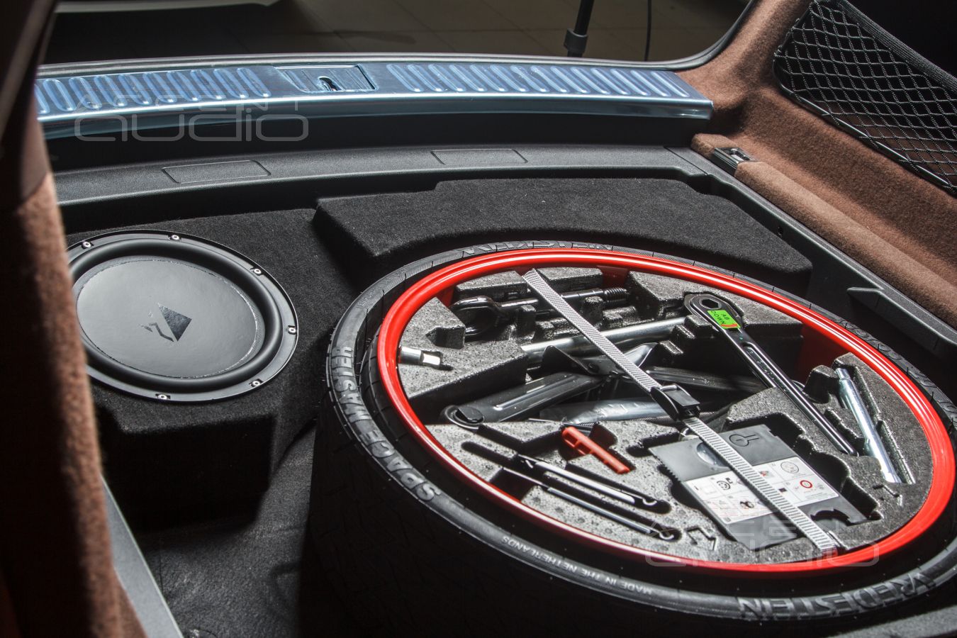 Правильный внутрипольный сабвуфер для Porsche Cayenne Coupe 2022