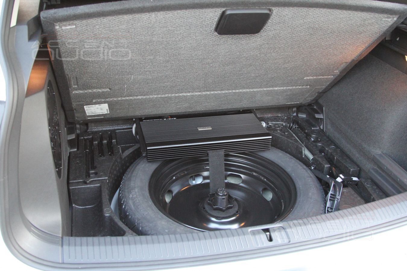 Установка усилителя E.O.S AE-4100.1 SE