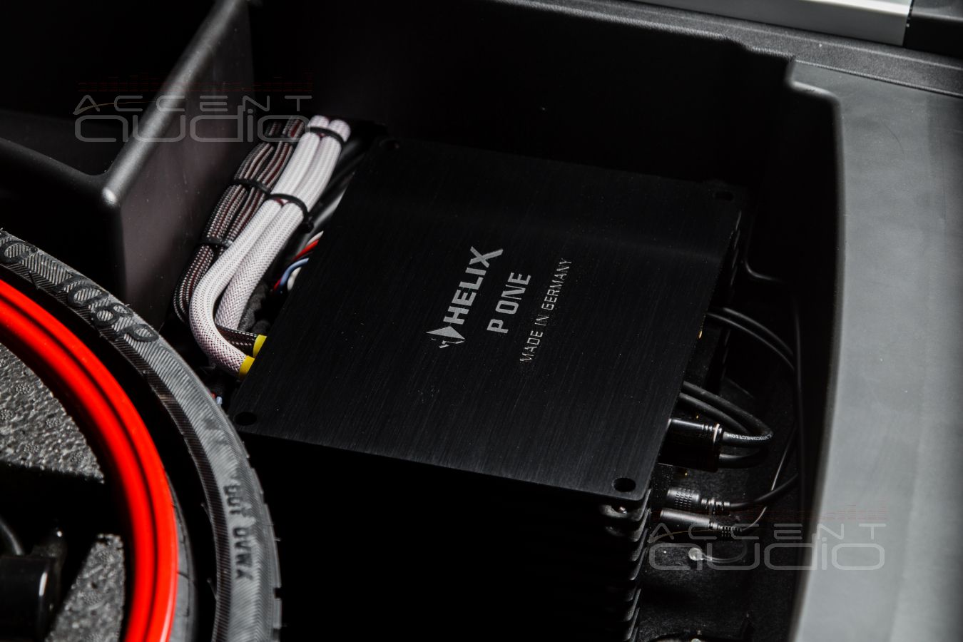 Установка усилителей Helix в Porsche Cayenne