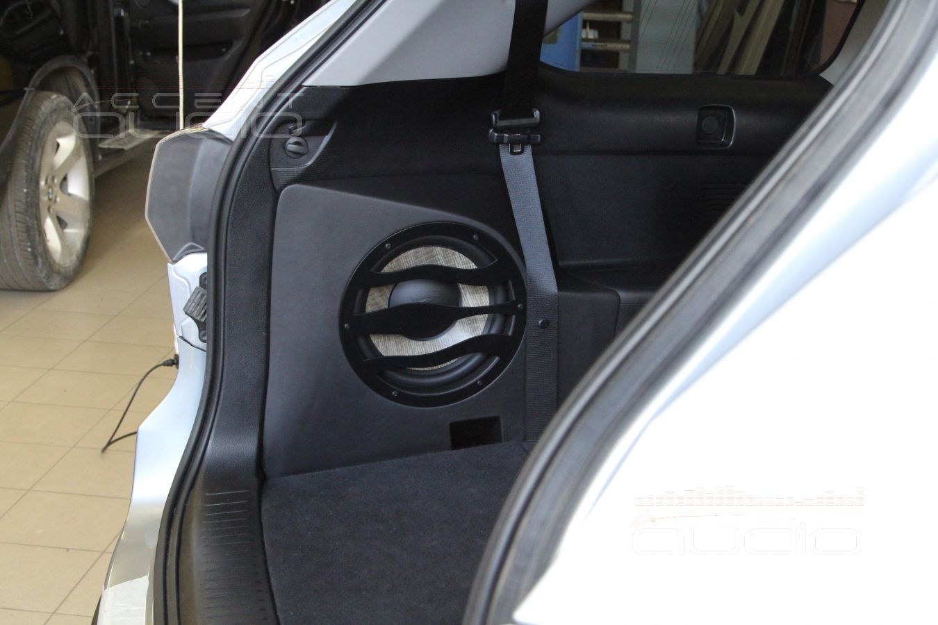 Сабвуфер-стелс в Toyota Highlander