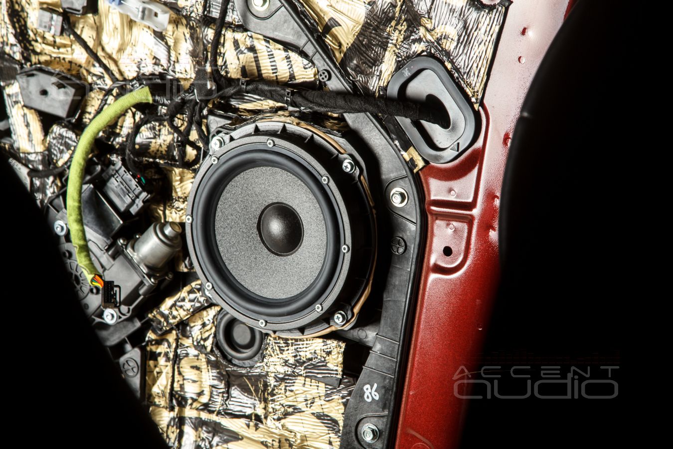 Аудиоподготовка дверей и установка новых динамиков Brax и Challenger в Kia Carnival