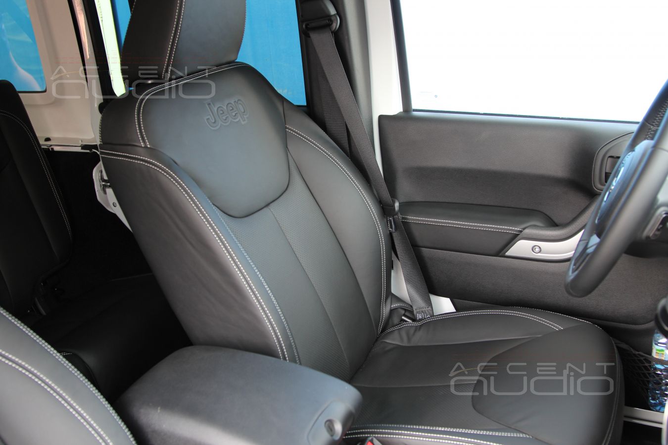 Пошив салона: качество кожи Nappa в сочетании с сидениями Jeep